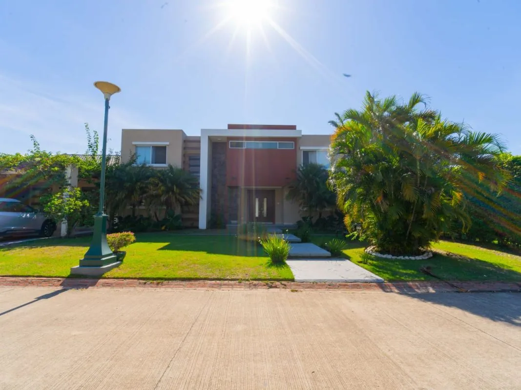 Casa de 5 dormitorios en Colinas del Urubo Sector I — foto 3