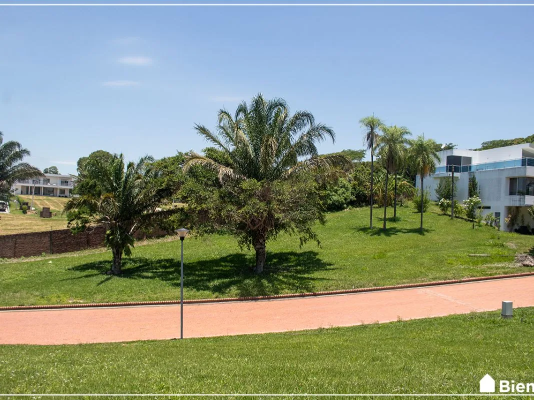 Terreno de 867 m² en Urbanizacion Floresta de Urubo — foto 1