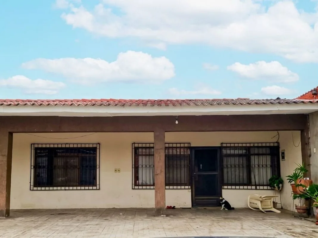 Casa de 6 dormitorios en AV CENTINELAS DEL CHACO A MEDIA CUADRA DEL CUARTO ANILLO — foto 2