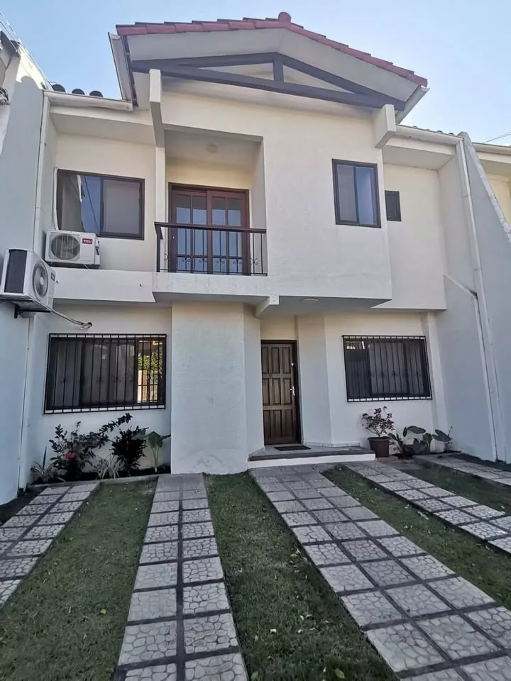 Townhouse entre avenidas Beni y Banzer