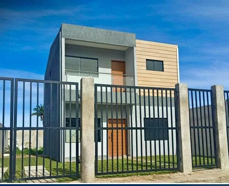 Casa de dos plantas en Urbanización Santistevan