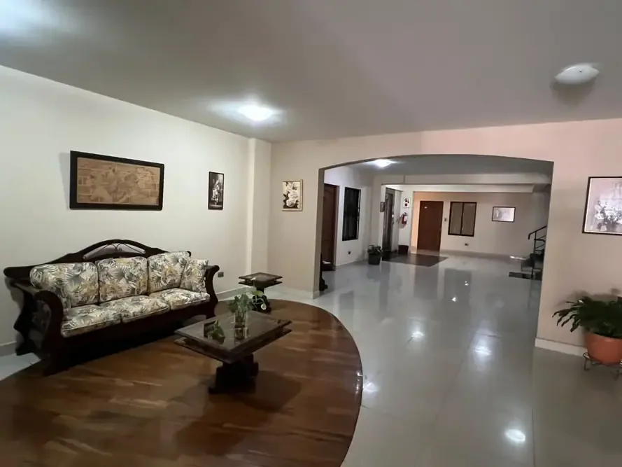 Departamento de 4 dormitorios en Queru Queru — foto 2