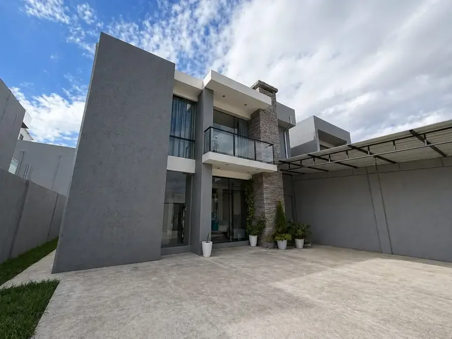 Casa de 4 dormitorios en Oeste — foto 1